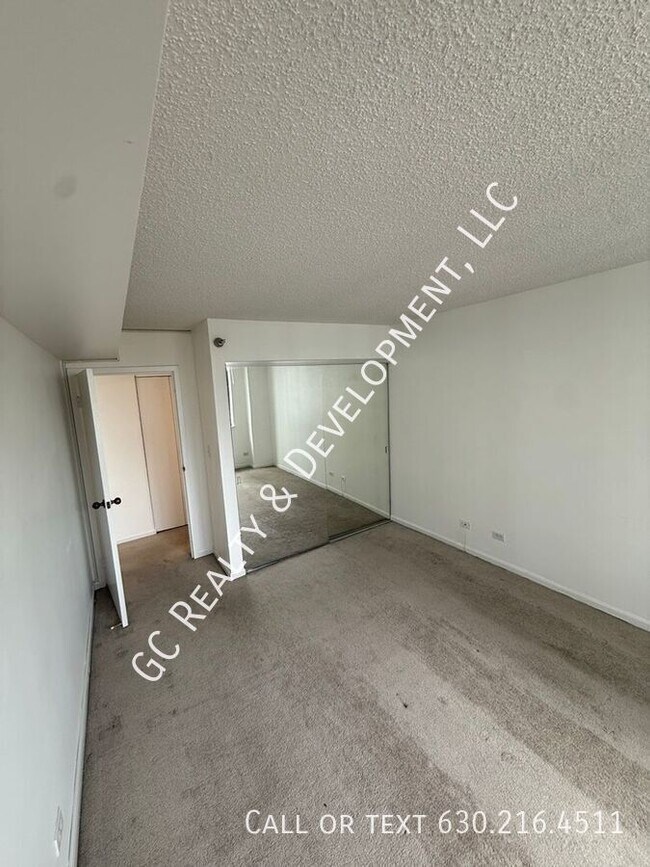 Building Photo - 33 W Delaware Pl