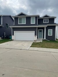 Building Photo - 3 bedroom 2.5 bath Single Family Home