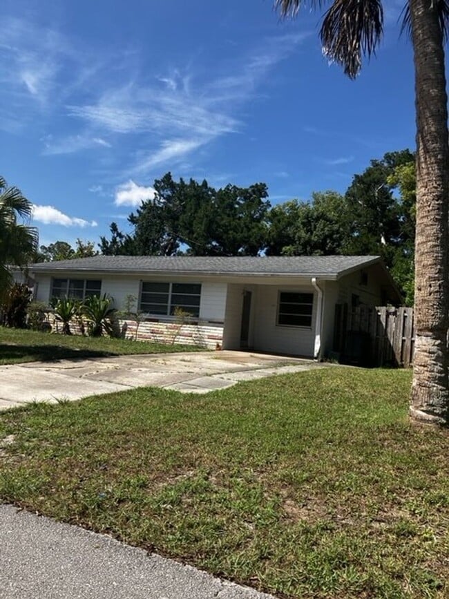 Building Photo - 2 Bedroom with fenced in backyard
