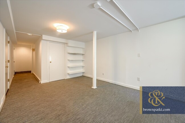 Building Photo - 33 Ford St