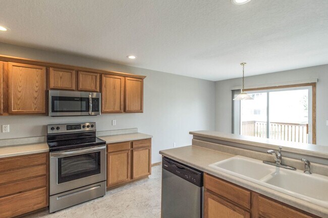 Building Photo - FANTASTIC LOCATION!! 3 Bed, 2.5 Bath Home in Waukee