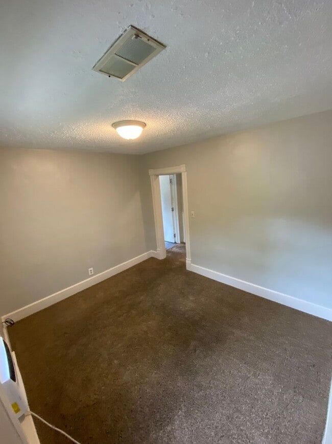 Building Photo - Newly Updated 2 Bedroom