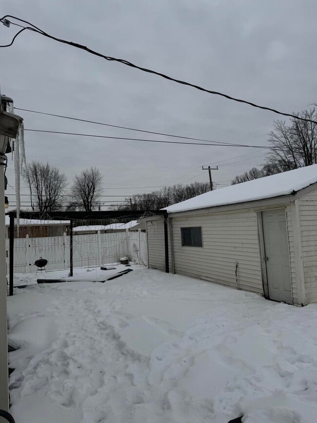 Building Photo - 8405 Robindale Ave