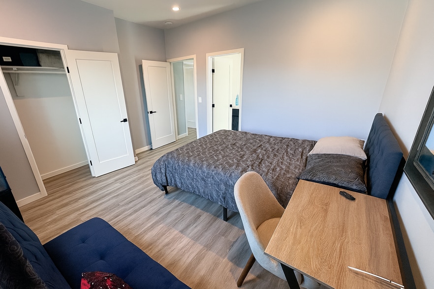 Building Photo - 663 1st Ln