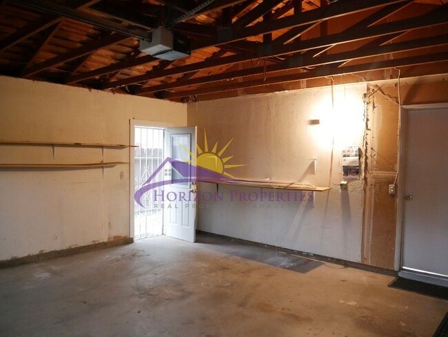 Building Photo - Spacious 4 Bed 2 Bath 1,575 sqft Lincoln Village Home