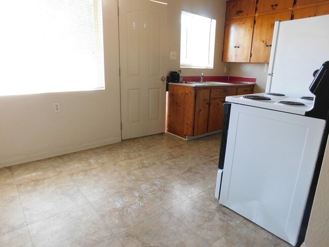 Building Photo - Cute End Unit Apartment Close to CMU