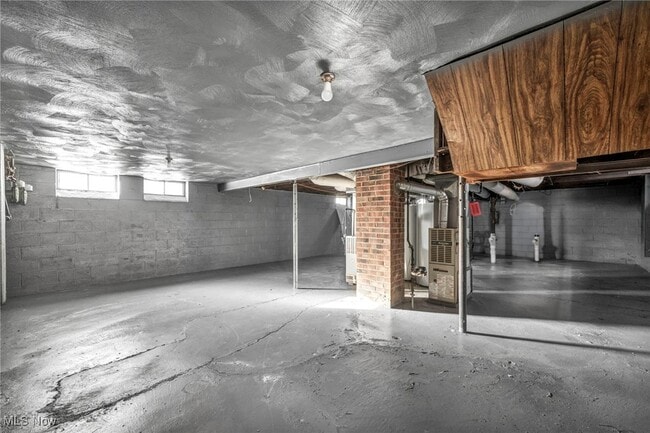 Building Photo - 422 E 222nd St