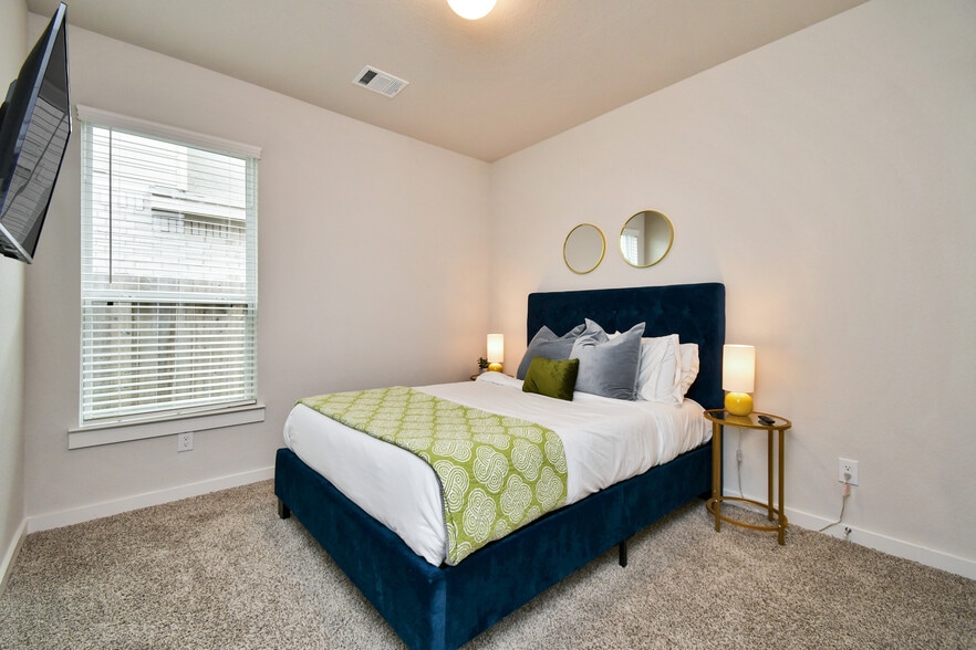 Queen secondary bedroom - 7847 Grand Louis Way