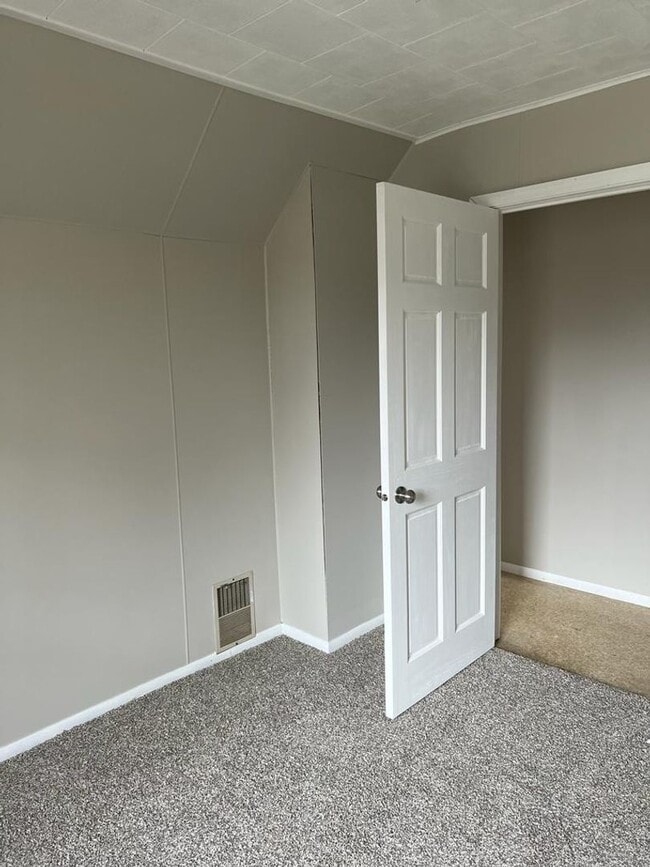 Building Photo - Large 5 bedroom / 2 bath home in central O...