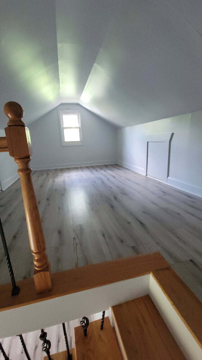 Building Photo - Charming 2-bedroom, 1-bath single-family home conveniently located in Nashville.