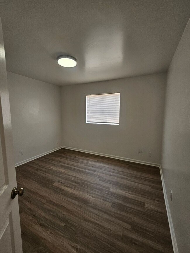 Building Photo - 1715 E Pepper Cir