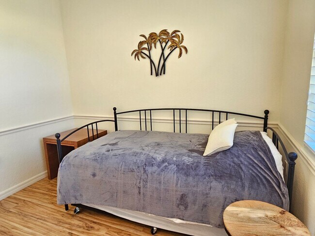 Building Photo - Seasonal Short-Term 3 Bedroom 2 Bathroom Heated Pool Home located in Venetian Club & River Club!