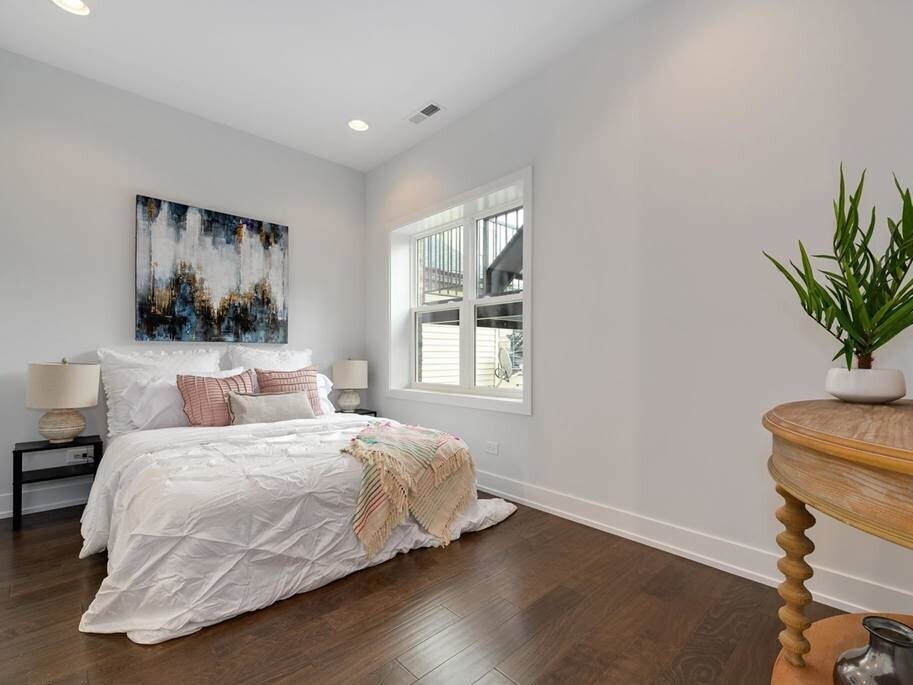 Building Photo - 1815 W Augusta Blvd