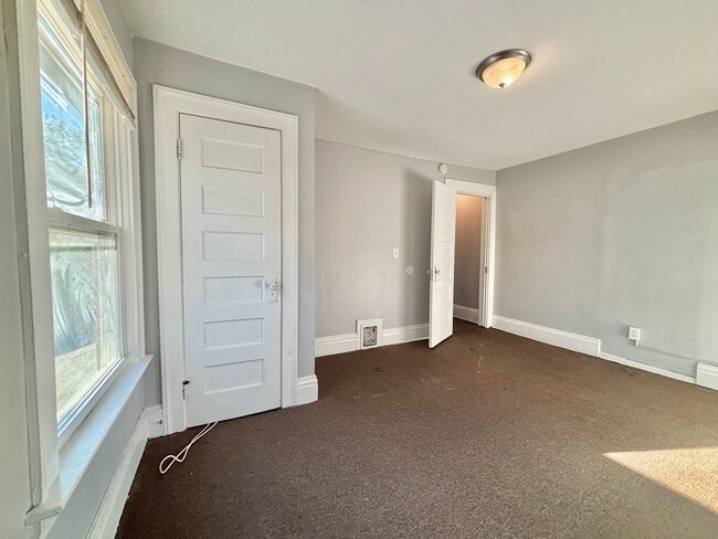 Building Photo - 215-217 Cedarwood Terrace