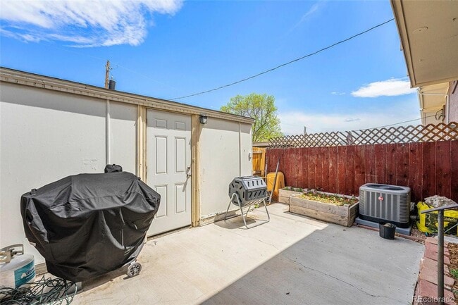Building Photo - Beautifully Updated 3-Bedroom End-Unit Tow...