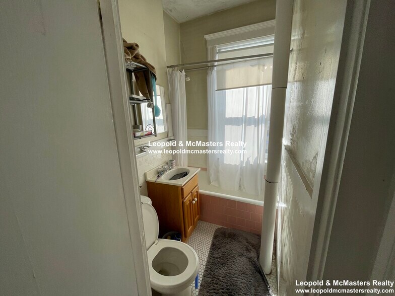 Building Photo - 225 Kelton St