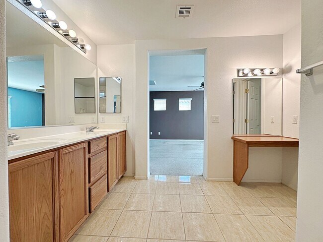 Building Photo - 3 BEDROOM + LOFT HOME IN GATED COMMUNITY I...