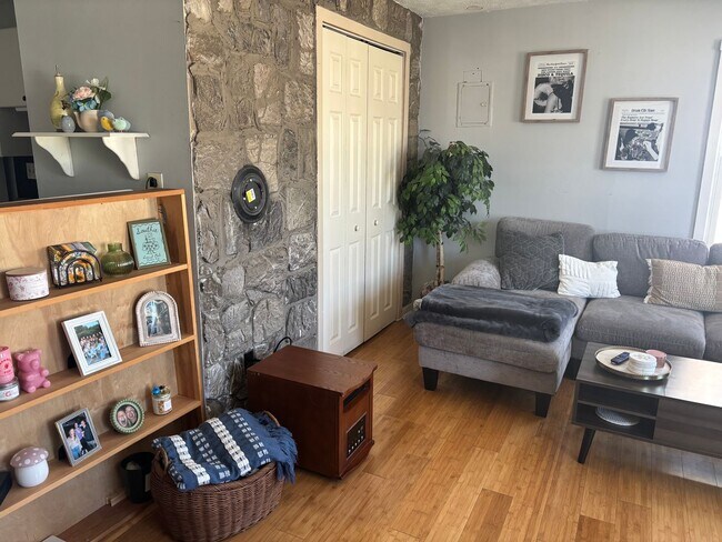 Building Photo - South Boston 2 Bed – Renovated – Pet Friendly – Hardwood Floors – 9/1