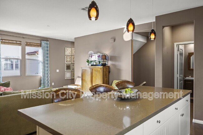 Building Photo - 569 E Montecito St