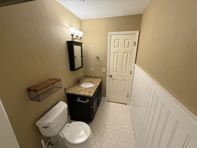 Building Photo - 4 Bedroom Brick Home in Alice Drive Area!