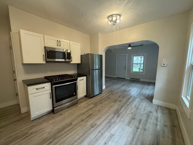 Building Photo - Centrally located 4 bedroom 1 bath