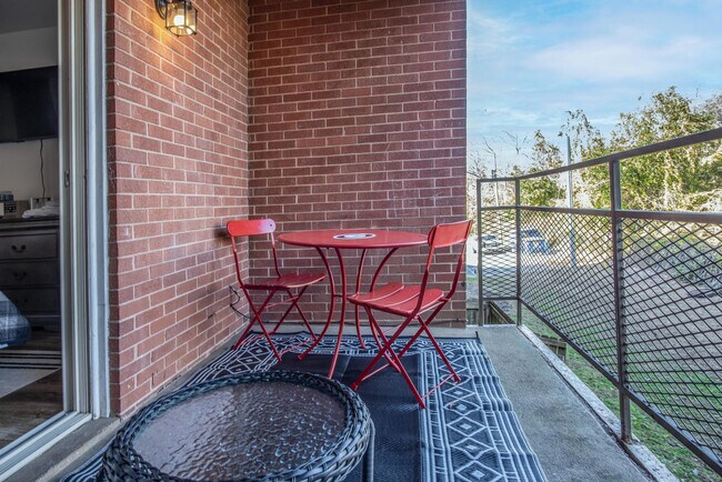 Building Photo - 250 Little St