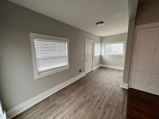 Building Photo - Fully Remodeled 2 Bed 1 Bath!!