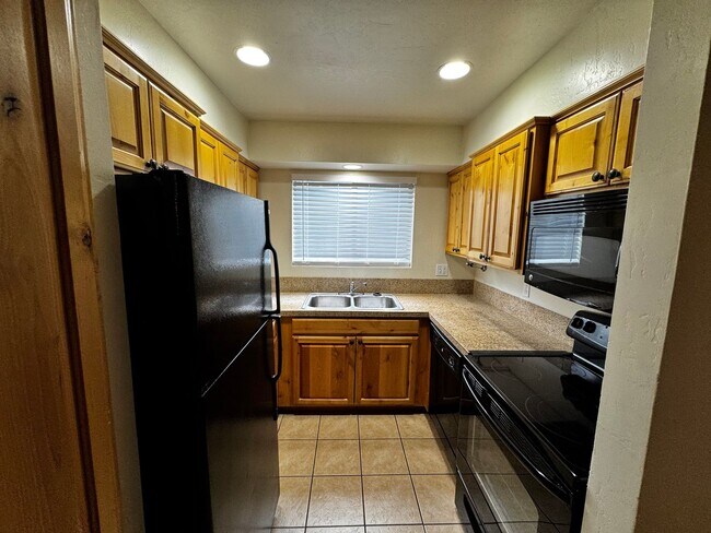 Building Photo - 2 bed 2 bath condo