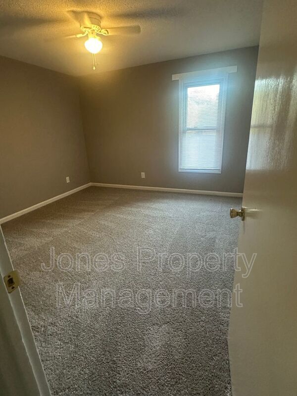 Building Photo - 2715 Mountcrest Cir NW
