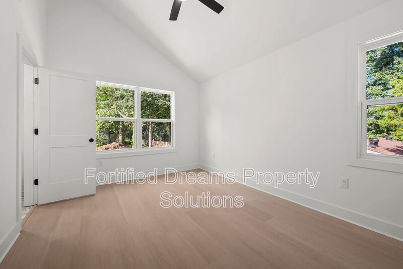 Building Photo - 806 W Dameron Ave