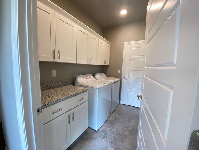 Building Photo - 2049 N Penelope Ln