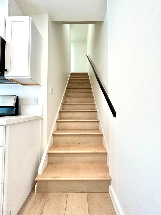 Building Photo - 3 Bed/1 Bath - Downtown Santa Barbara