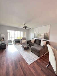 Building Photo - Renovated 1st Floor Seasonal unit in North Naples