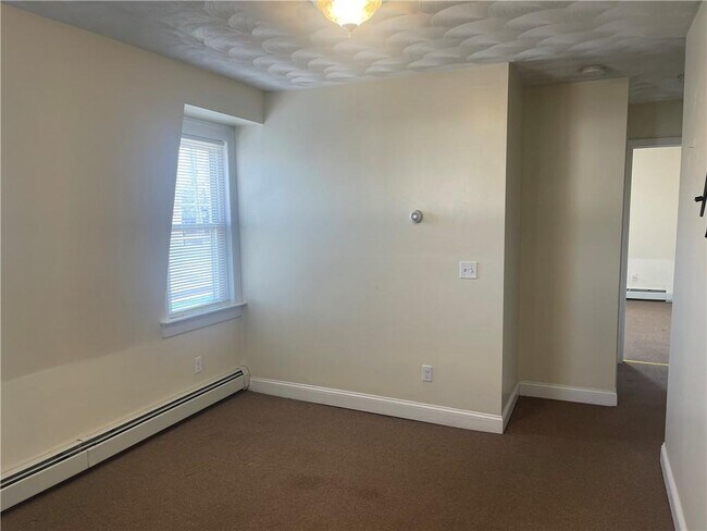 Building Photo - 585 Main St