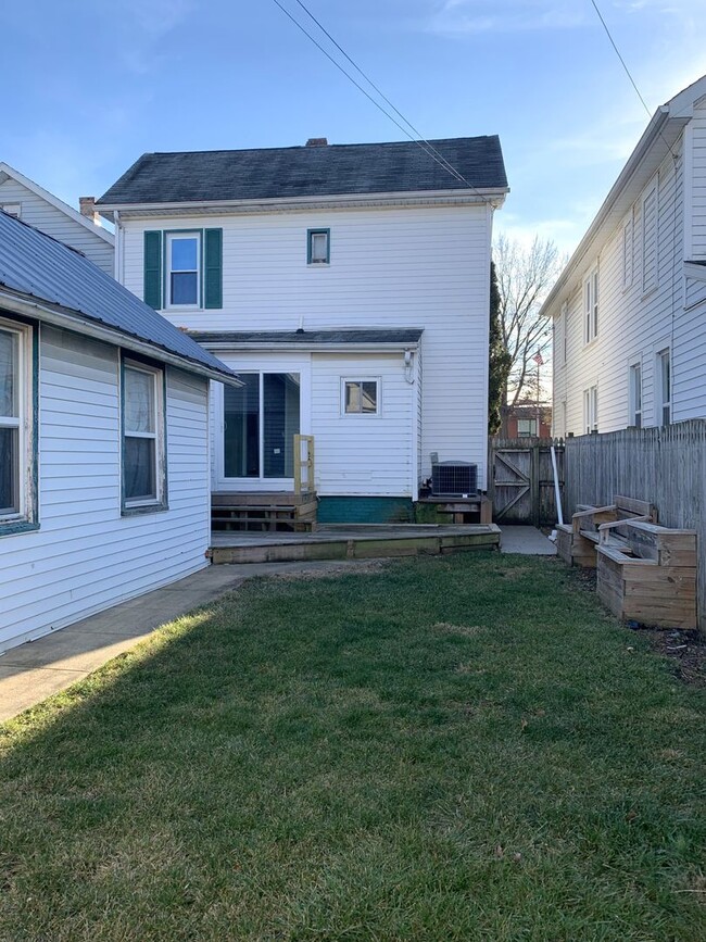 Building Photo - Spacious single family home with 3 beds/2 ...