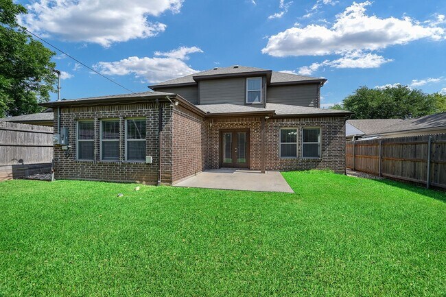 Building Photo - * MOVE IN SUMMER 7/17/2027 * 6 Bed 4 Bath  Family Home Your Own Private Backyard