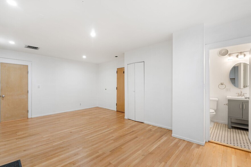 Building Photo - 103 Marlborough St