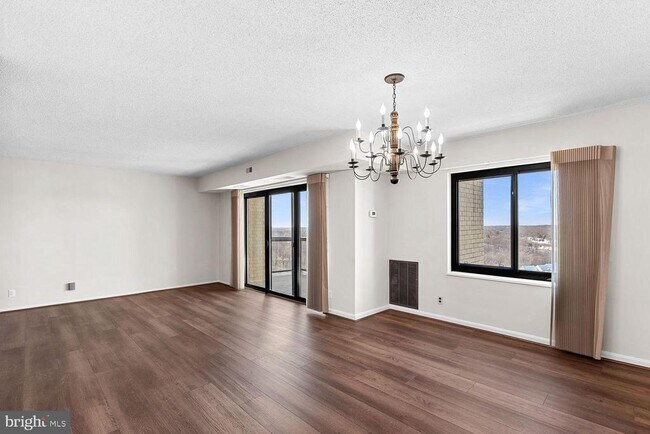 Building Photo - 307 Yoakum Pkwy