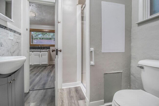 Building Photo - 548 Dayton Ave