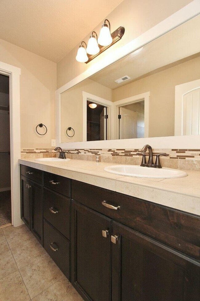 Building Photo - Immaculate home nestled in SE Boise