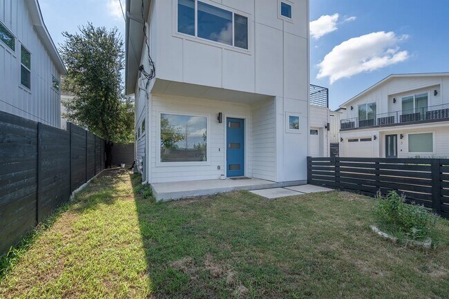 Building Photo - 1419 Montopolis Dr