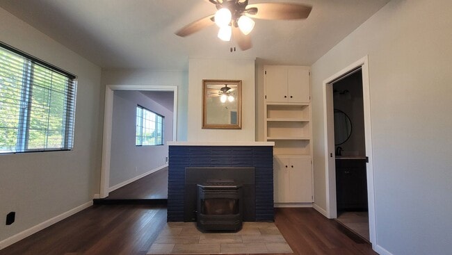 Building Photo - Family Home in Desirable Neighborhood!