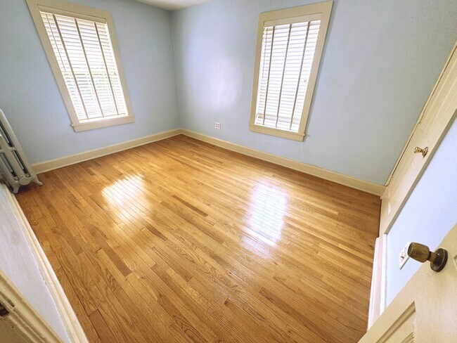 Building Photo - 26 Pen Argyl St