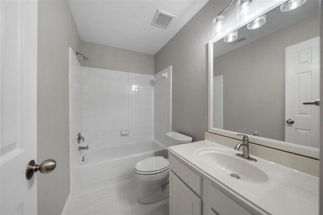 Building Photo - 131 N Villa Oaks Dr