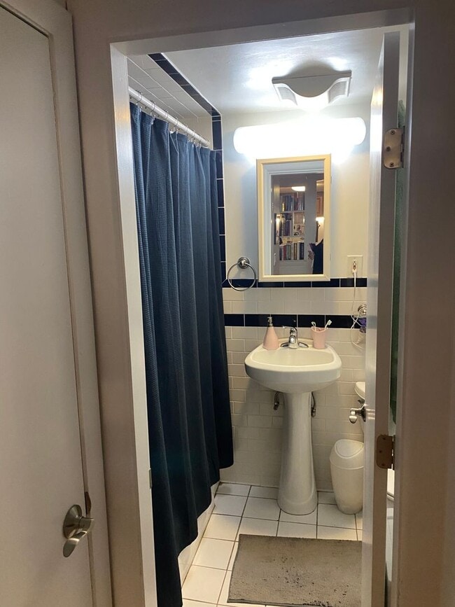 Building Photo - Charming 1 Bedroom