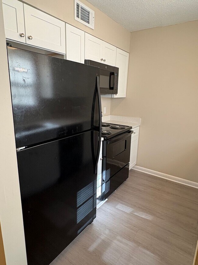 Building Photo - Newly Renovated 2 Bedroom 1.5 Bathroom Townhome