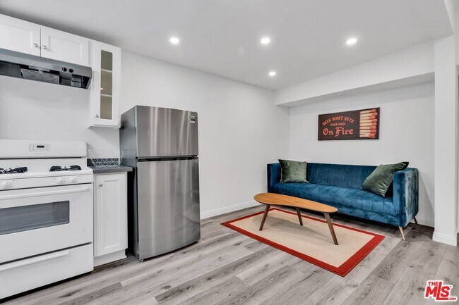 Building Photo - 653 N W Knoll Dr