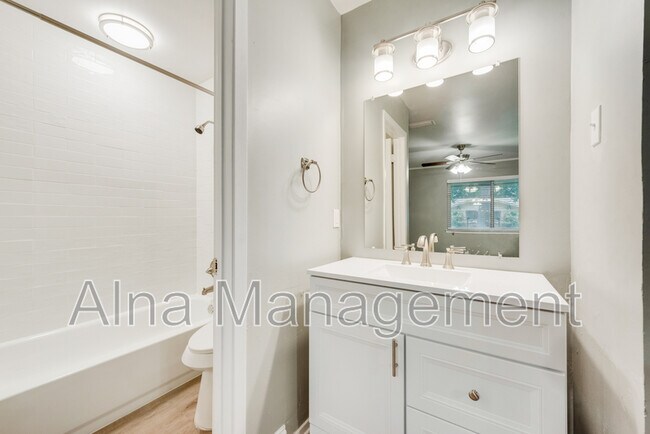 Building Photo - 4 Eastlane Pl