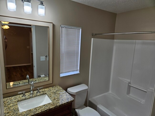 Building Photo - 5411 NW Arrowhead Terrace