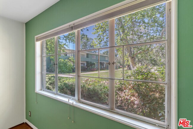 Building Photo - 5116 Village Green